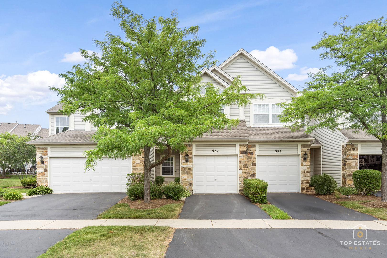 Property Photo: 951 Viewpoint Drive IL 60156