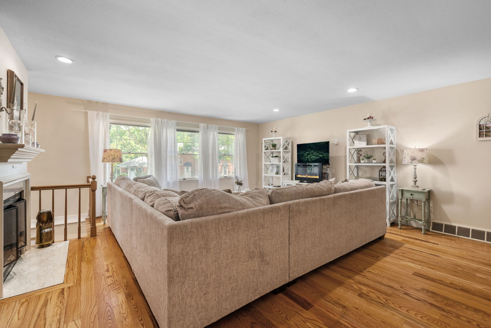 Property Photo: 818 Evernia Court IL 60134