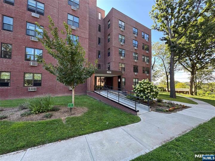 3011 Edwin 2H  Fort Lee NJ 07024 photo