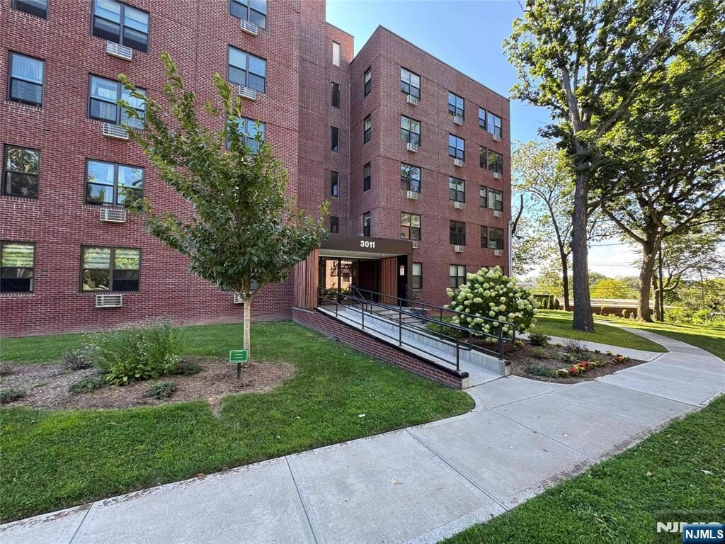 Property Photo:  3011 Edwin 2H  NJ 07024 