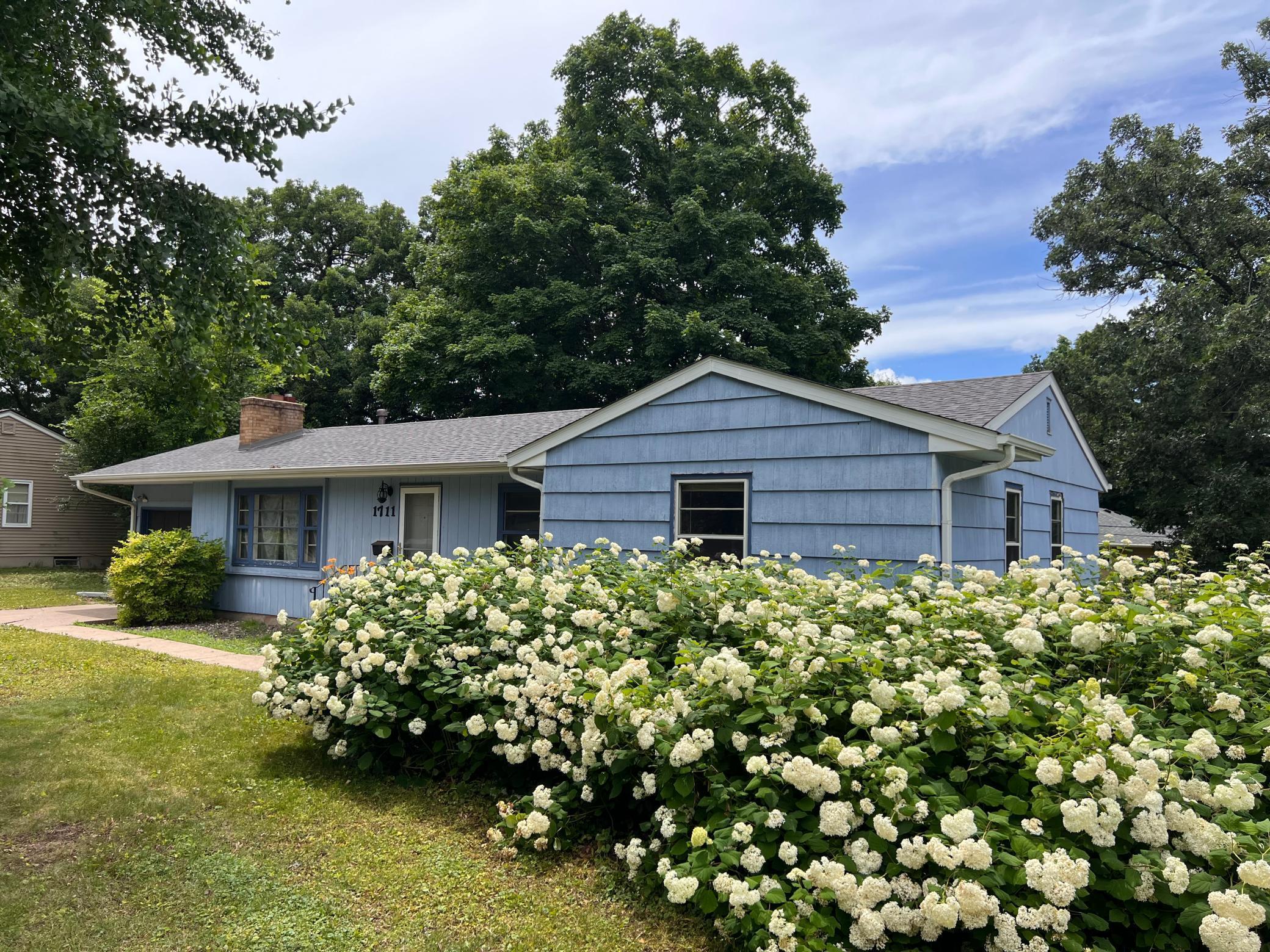 Property Photo: 1711 Winnetka Avenue N MN 55427