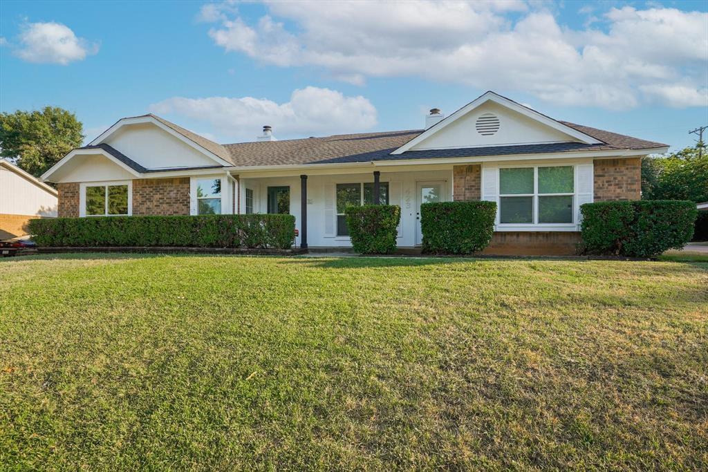 Property Photo: 423 Augustine TX 76039