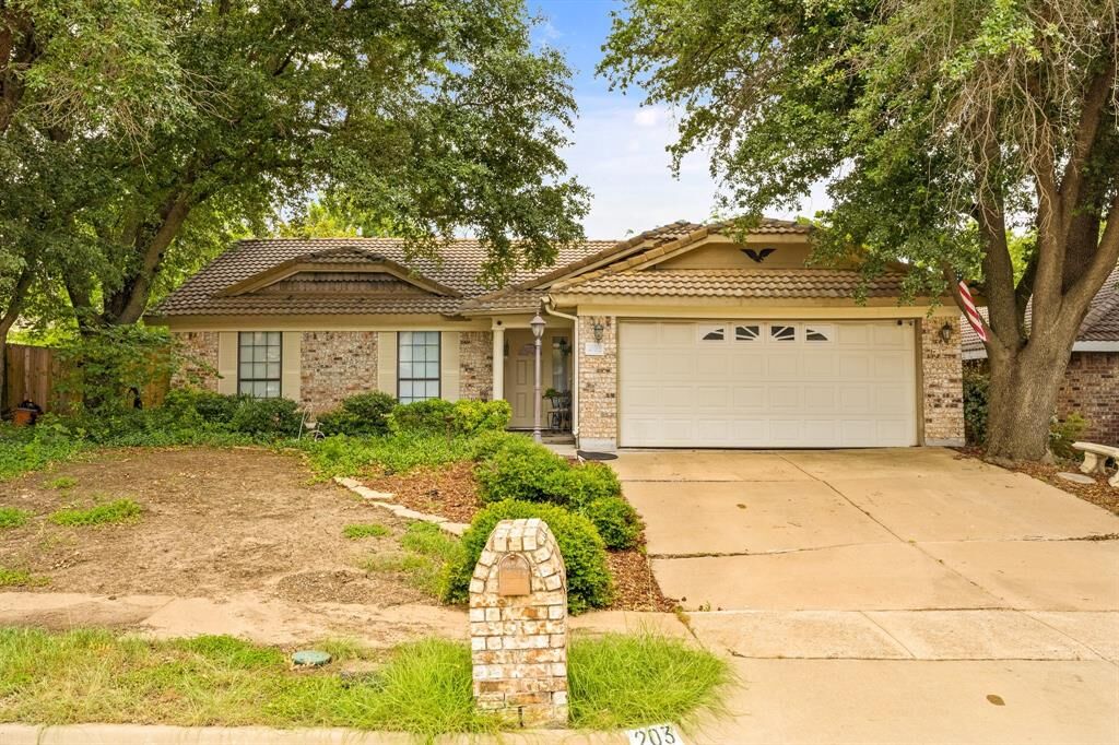 Property Photo:  203 Juniper Drive  TX 76018