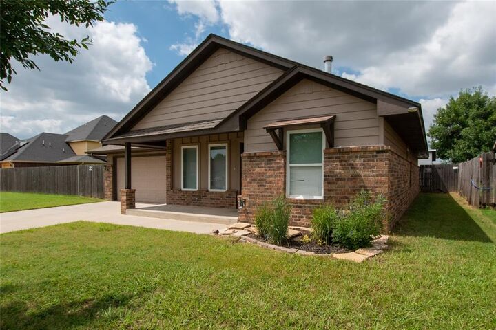 Property Photo:  621 SW 7th Street  OK 73160 