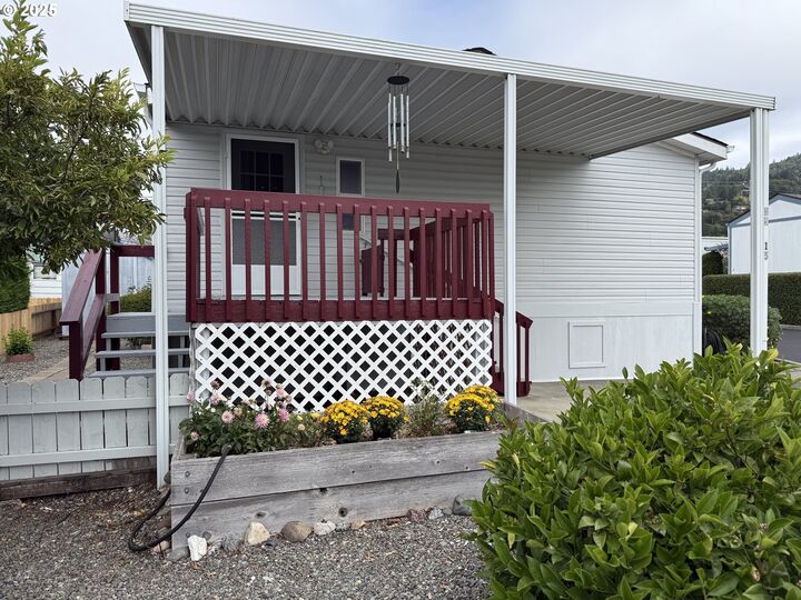 Property Photo:  98042 W Benham Ln 15  OR 97415 
