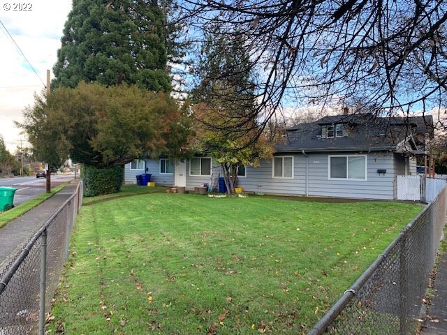 9212 N Saint Louis Ave  Portland OR 97203 photo
