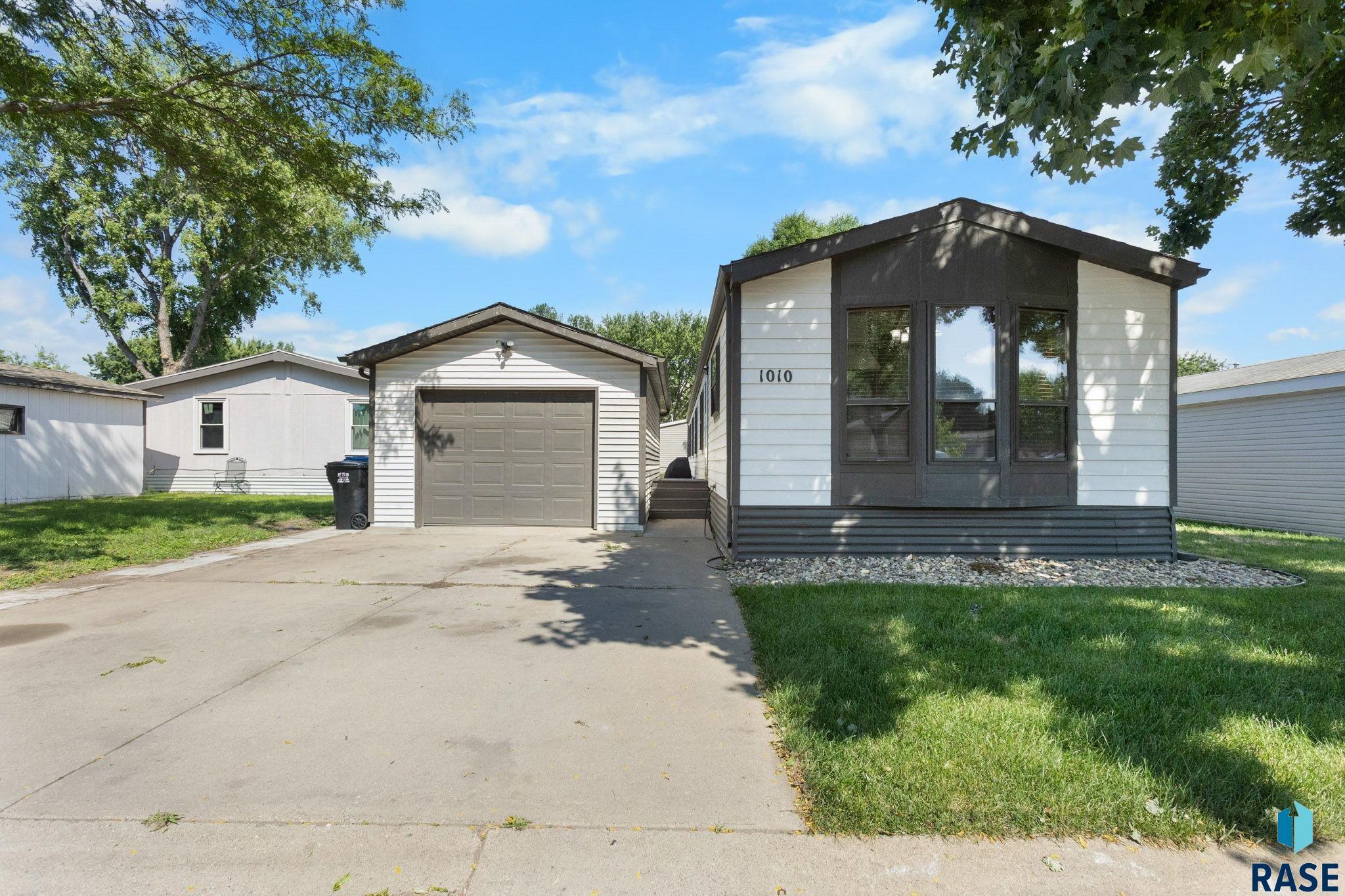 Property Photo: 1010 S Ruby Pl SD 57106