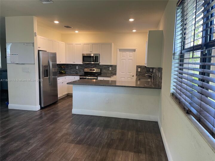 Property Photo:  2502 NE 1st St  FL 33033 