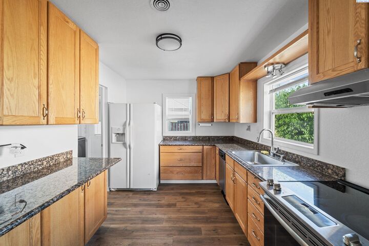 Property Photo: 1020 W Park St WA 99301