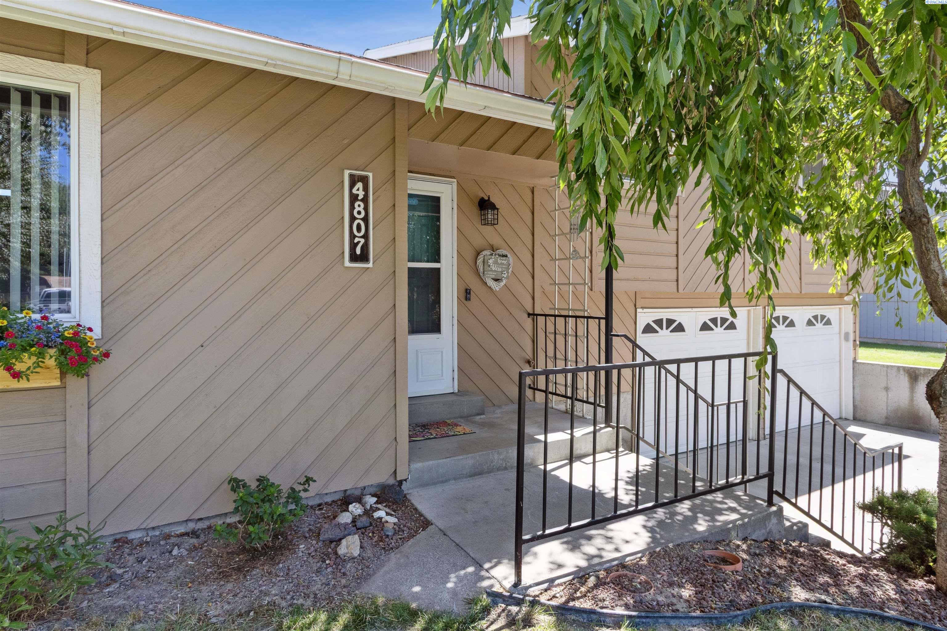Property Photo: 4807 S Dayton Pl WA 99337
