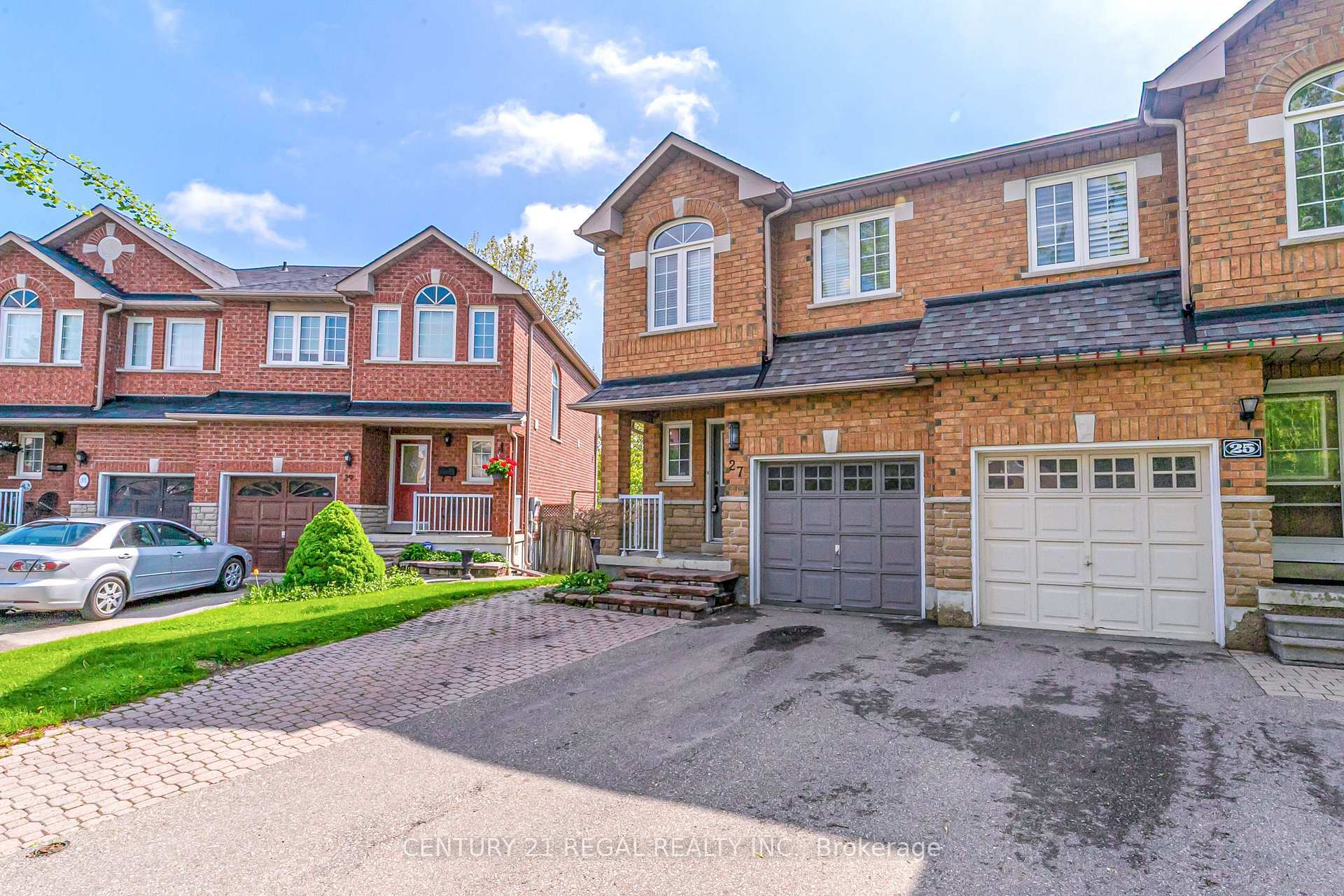 Photo de la propriété: 27 Katrina Court ON M6L 3G3