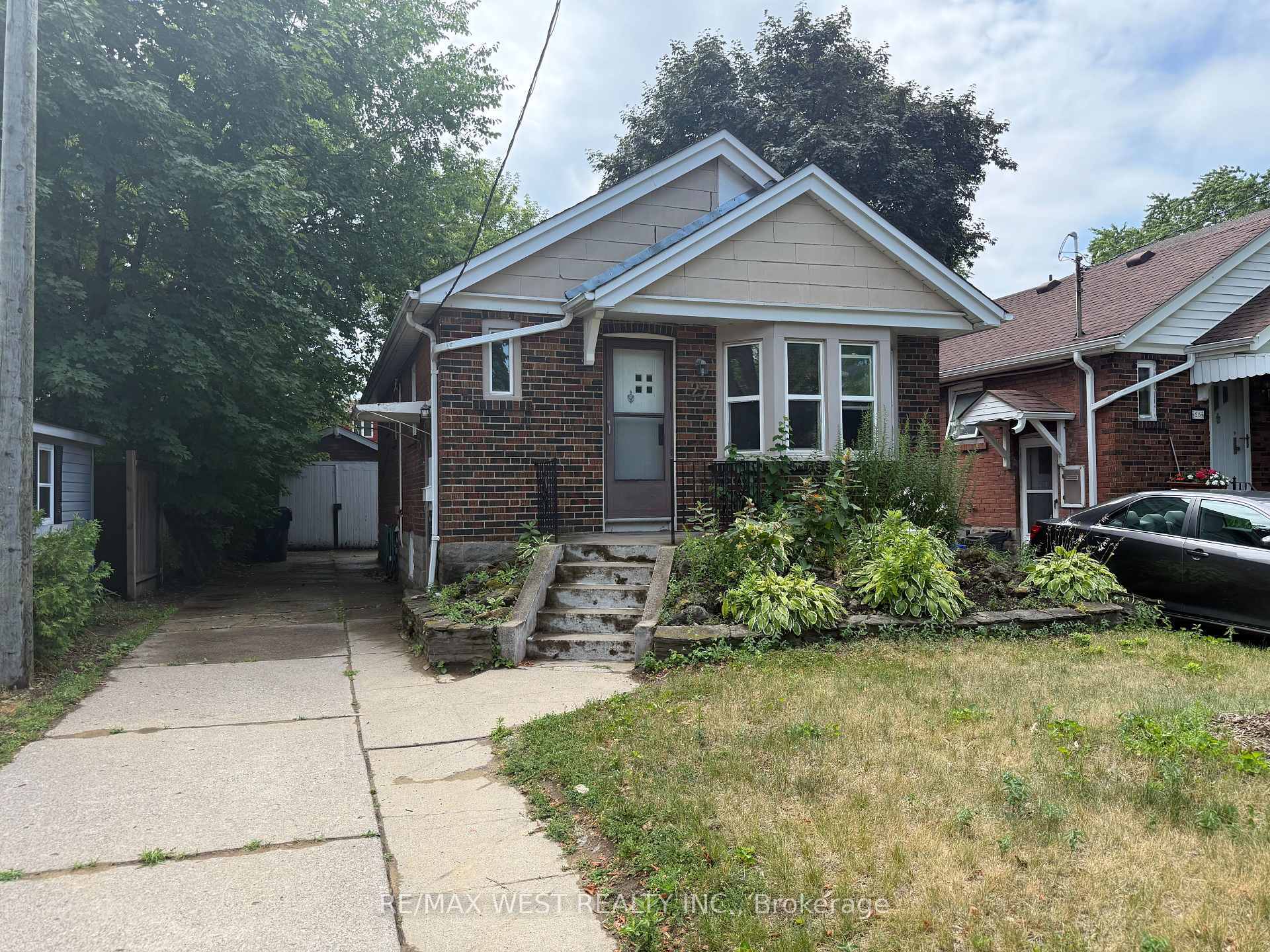 Property Photo:  27 Frater Avenue  ON M4C 2H3 