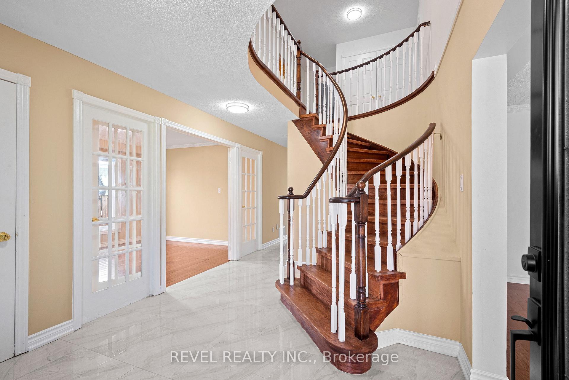 Property Photo: 1005 Sandcliff Drive ON L1K 2E4