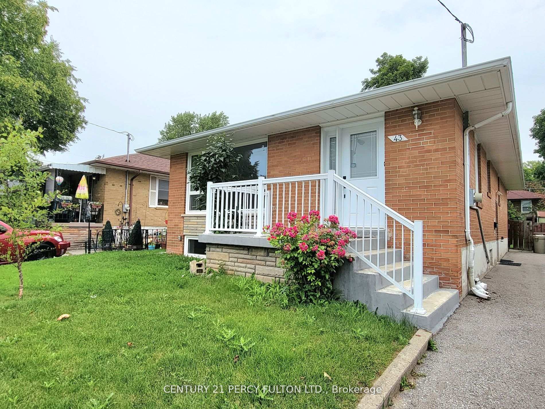 Photo de la propriété: 43 Chopin Avenue ON M1K 2W3