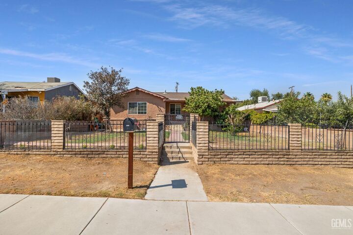 Property Photo:  1306 Lincoln Street  CA 93305 