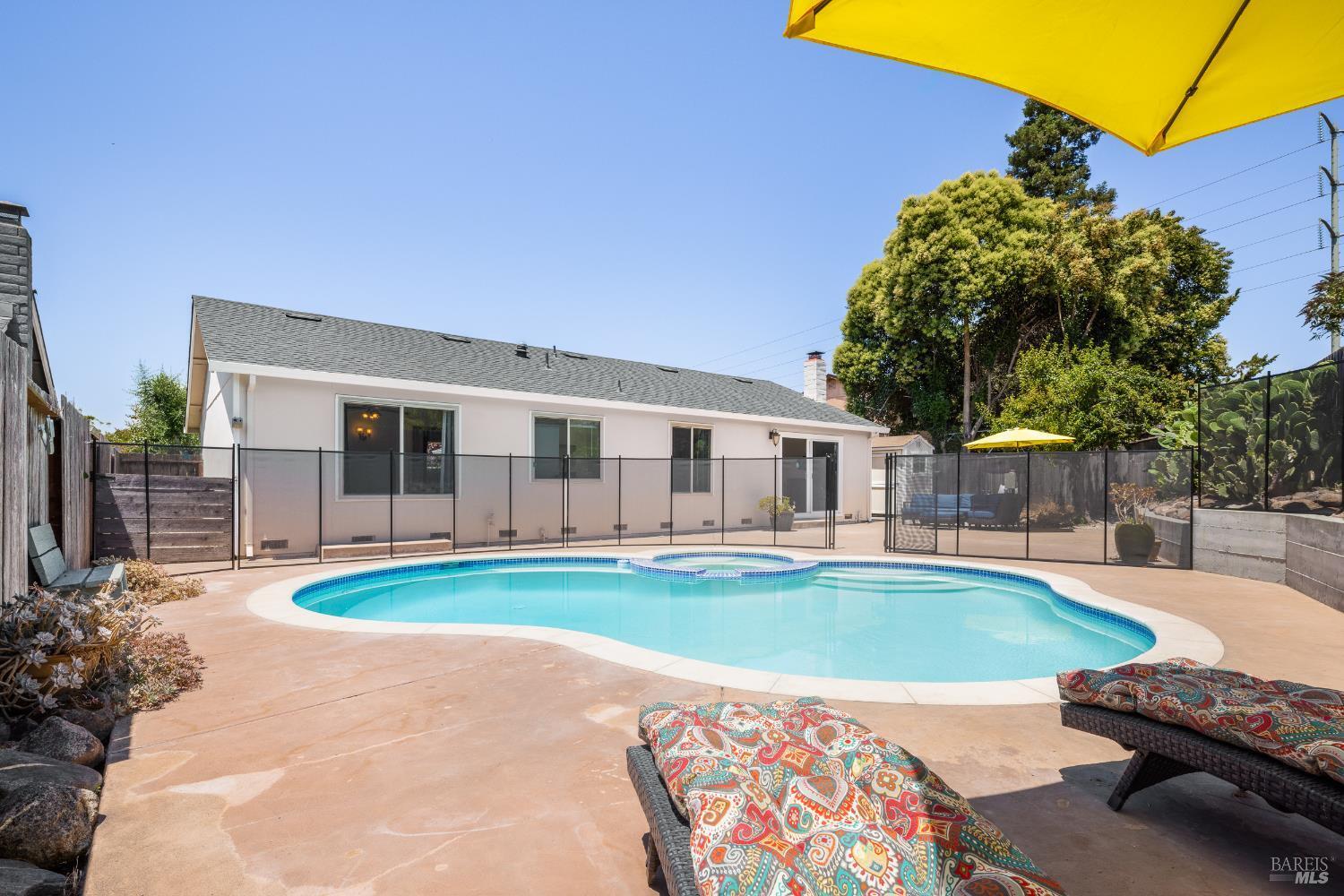 Property Photo: 1523 Wimbledon Court CA 95401