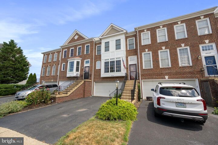 Property Photo: 18538 Pineview Square VA 20176