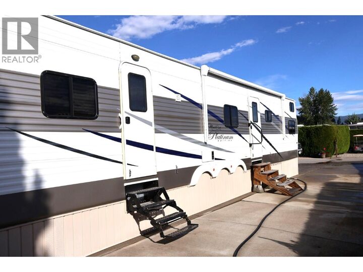 Property Photo: 415 Commonwealth Road 301 BC V4V 1P4