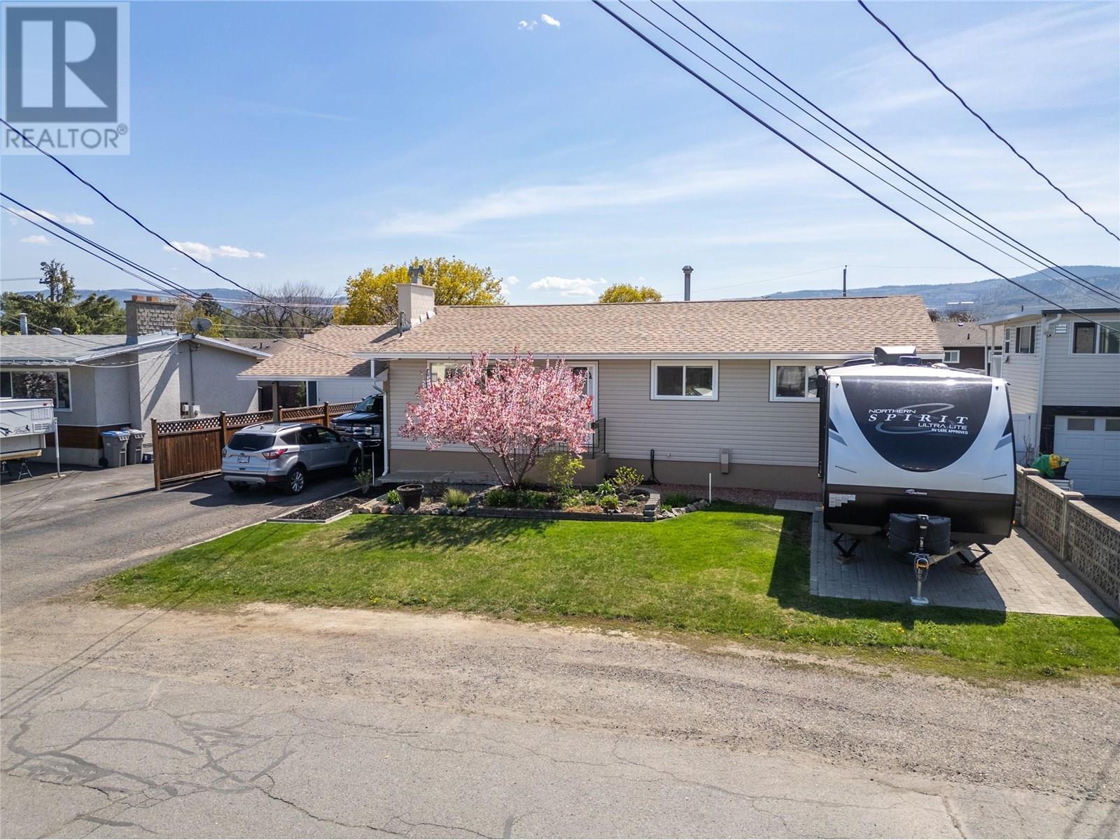 Property Photo: 643 Cumberland Avenue BC V2B 1Z1