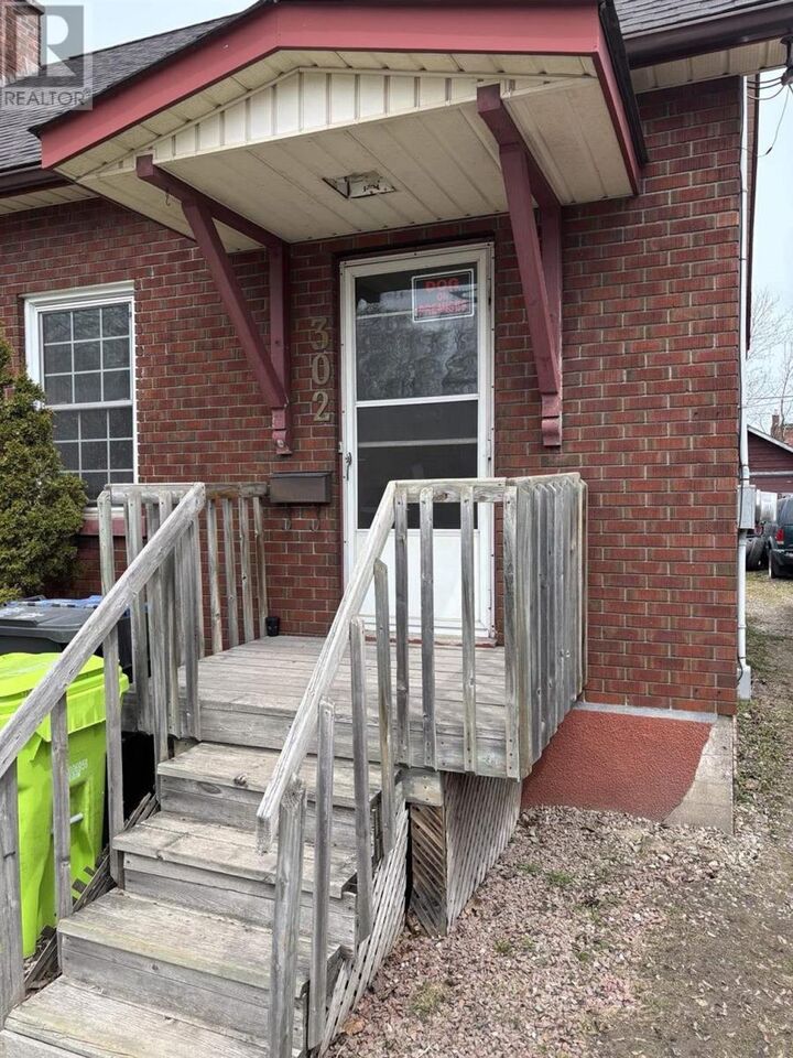 Photo de la propriété:  302 Sixth Ave  ON P6C 4K8 