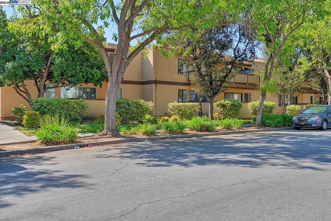 Property Photo: 3300 Wolcott Cmn 210 CA 94538