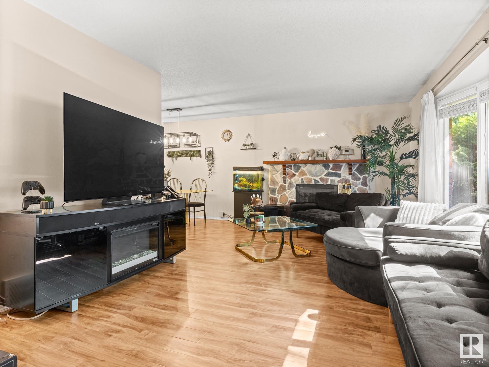 Property Photo:  98 Forest Drive  AB T8N 1Z2 