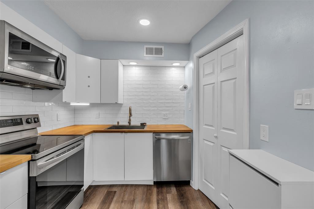Property Photo: 386 N Post Oak Lane TX 77024
