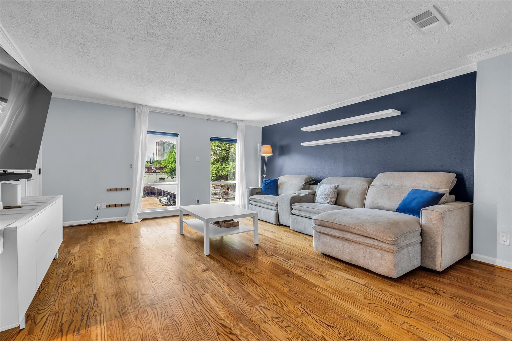 Property Photo: 386 N Post Oak Lane TX 77024