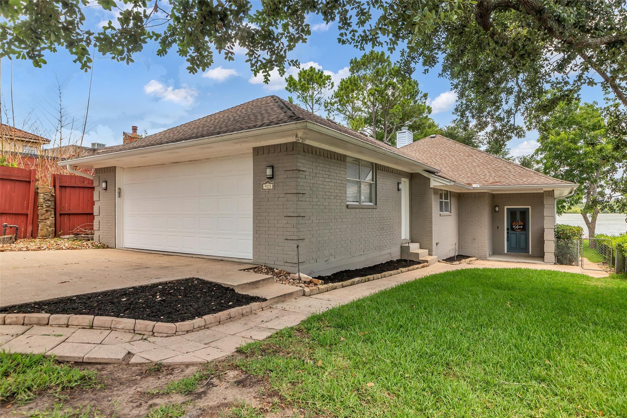 Property Photo: 923 Paradise Lane TX 77356