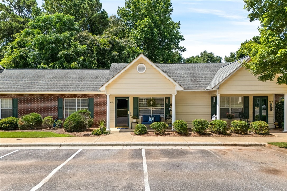 Property Photo: 500 Waverly Place 403 AL 36801