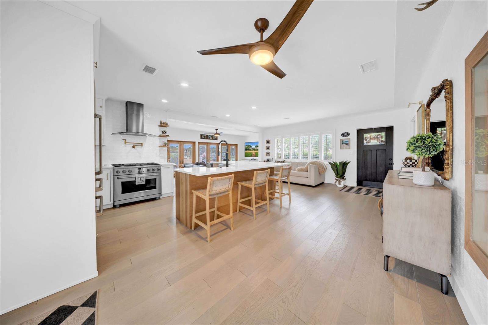 Property Photo:  121 28th Avenue NE  FL 33704 