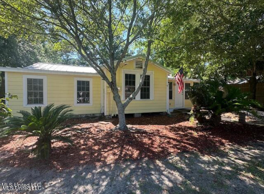 Property Photo:  153 Saint Peter Street  MS 39530 
