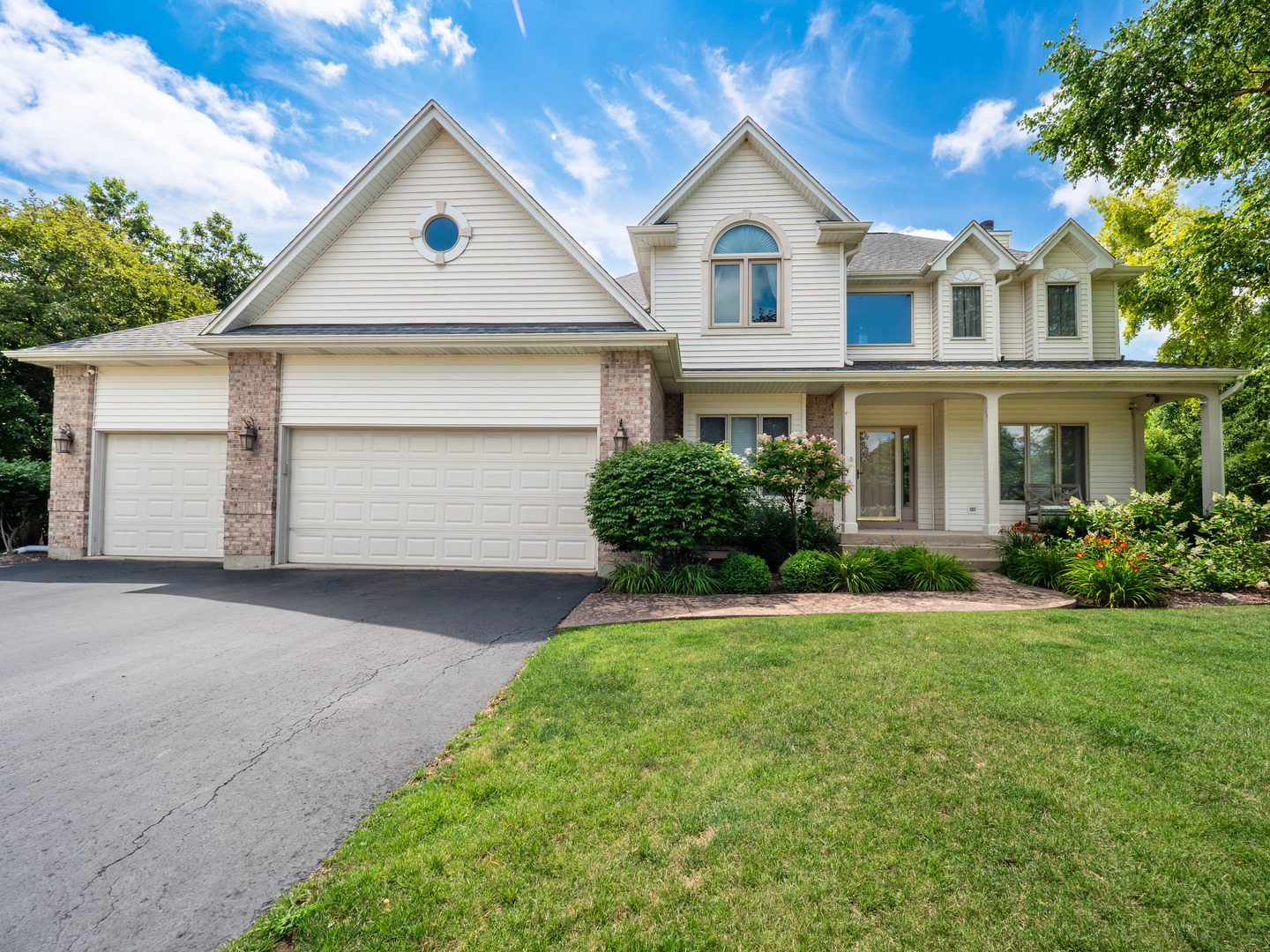 Property Photo: 3043 Wolf Court IL 60115