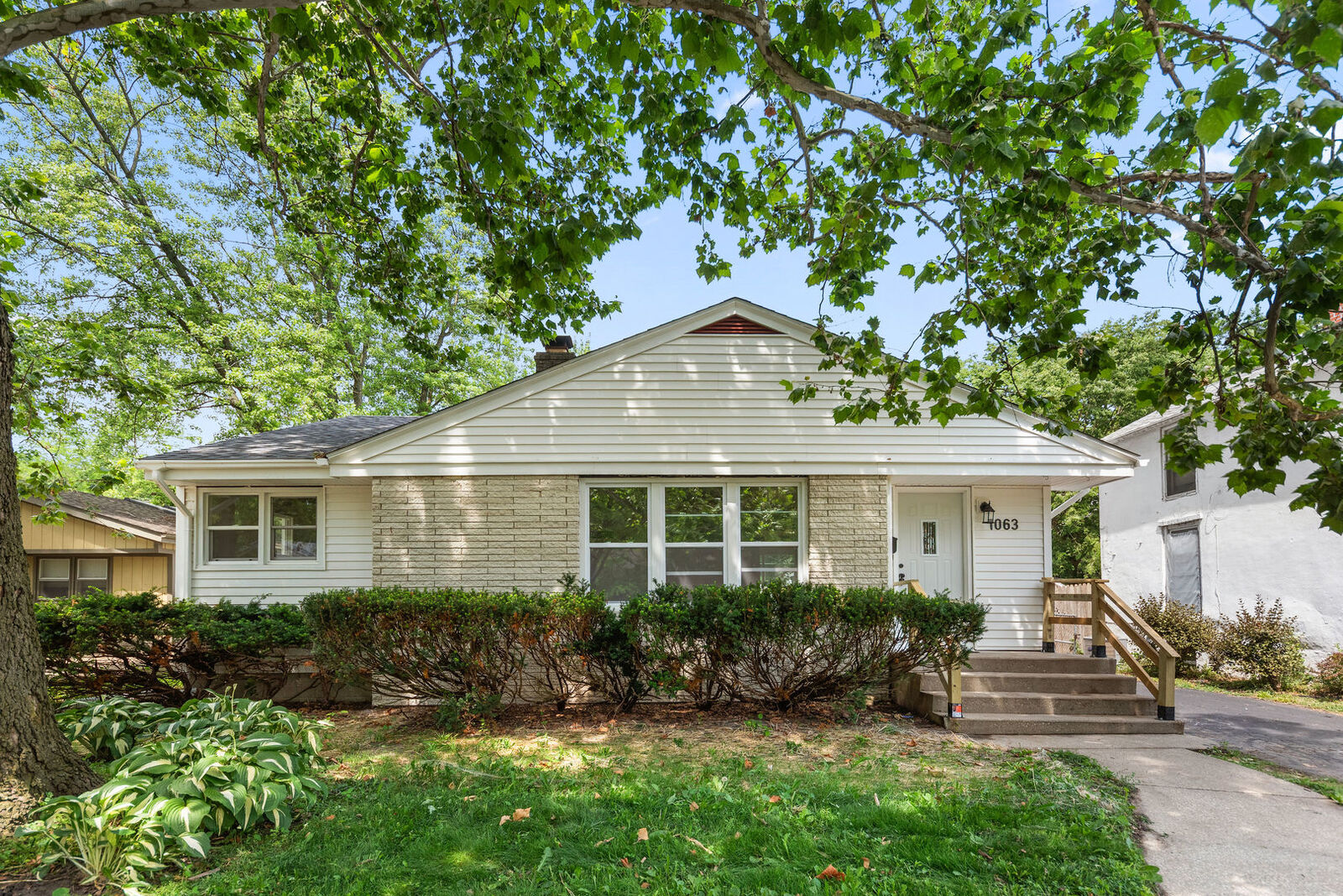 Property Photo:  1063 S 8th Avenue  IL 60901 