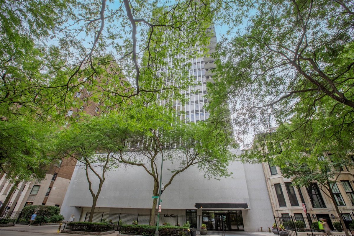 Property Photo:  1230 N State Parkway 7D  IL 60610 