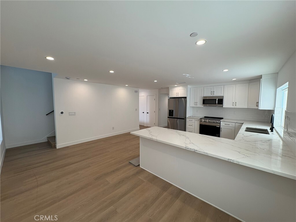 Property Photo:  14165 Calvert Street  CA 91401 