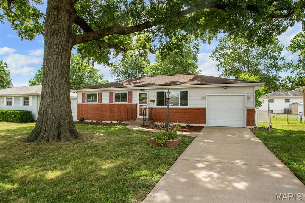 Property Photo:  910 Virgo Lane  MO 63125 