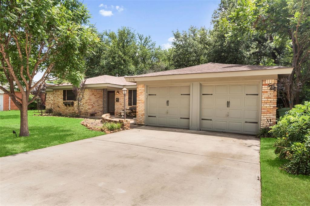 Property Photo: 7216 Winnell Way TX 76180