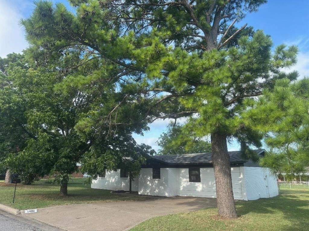 Property Photo:  1400 SE 23rd Avenue  TX 76067 