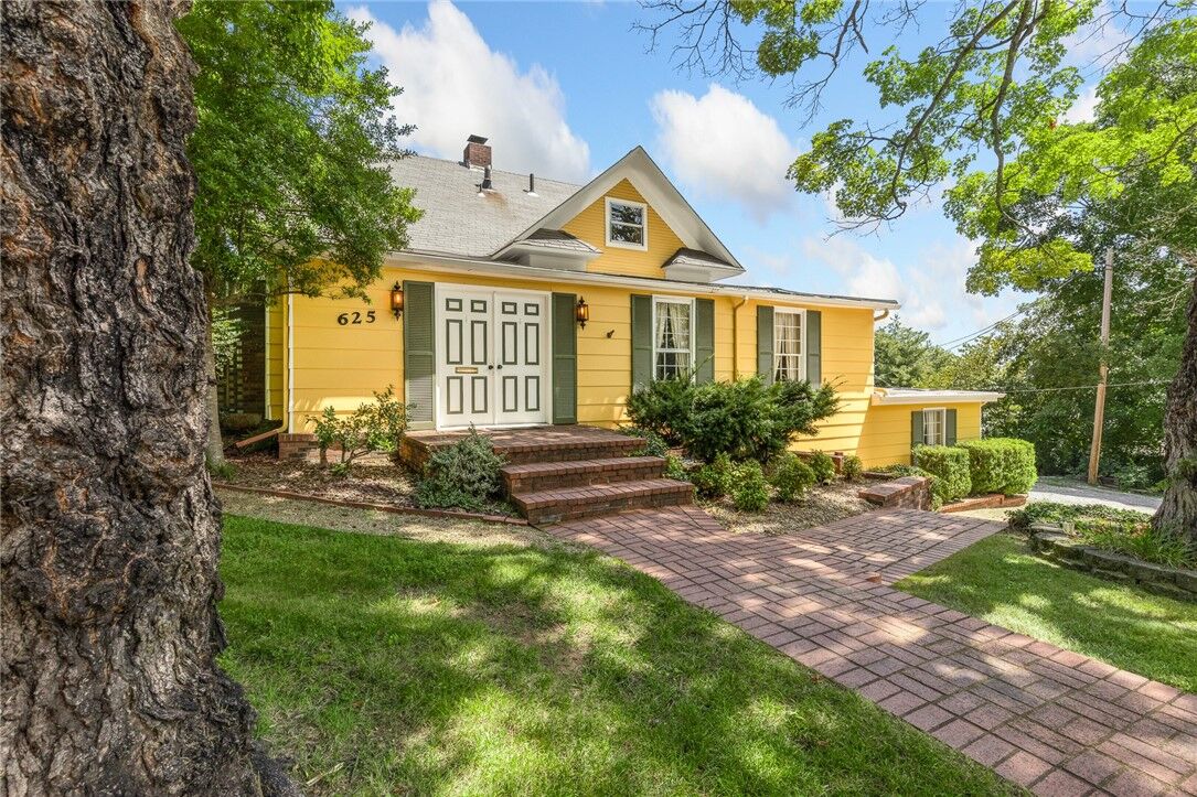 Property Photo: 625 W College Avenue AR 72601