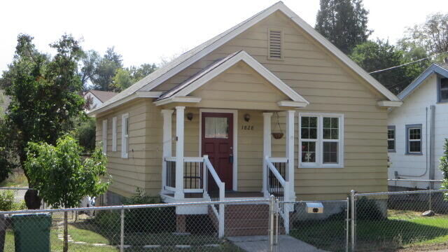 Property Photo:  1828 Oregon Avenue  OR 97601 
