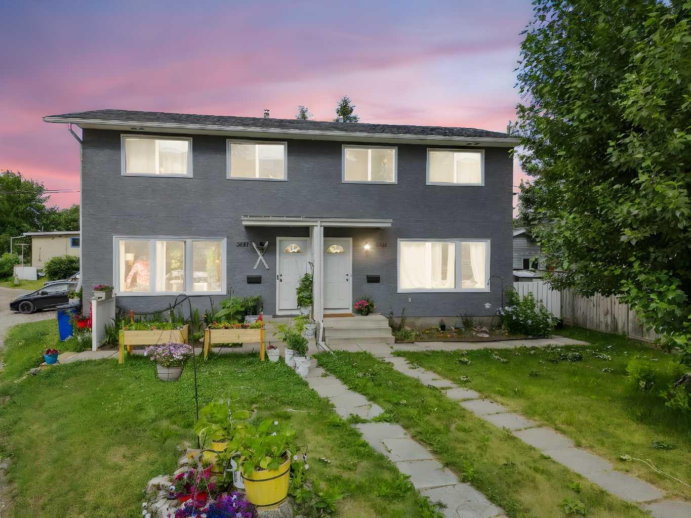Photo de la propriété: 3815/3817 43 Street SW AB T3E 3P8