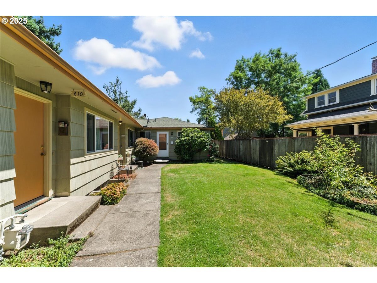 Property Photo:  606 NE 72nd Ave  OR 97213 