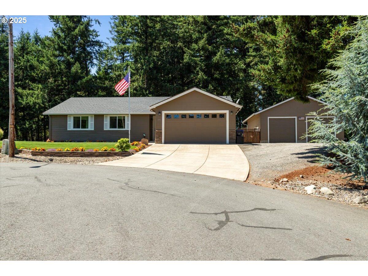 Property Photo: 201 Ironwood Ct OR 97358