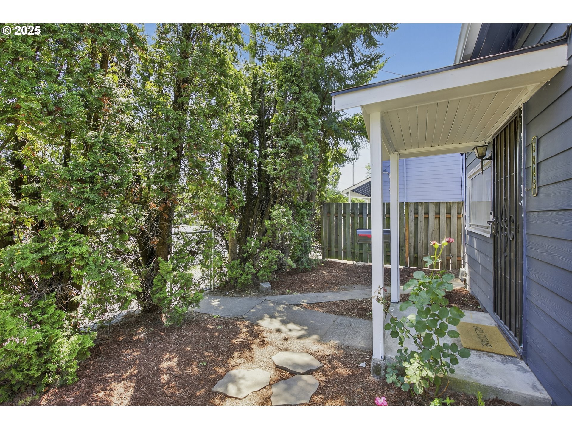 Property Photo: 5843 SE 90th Ave OR 97266