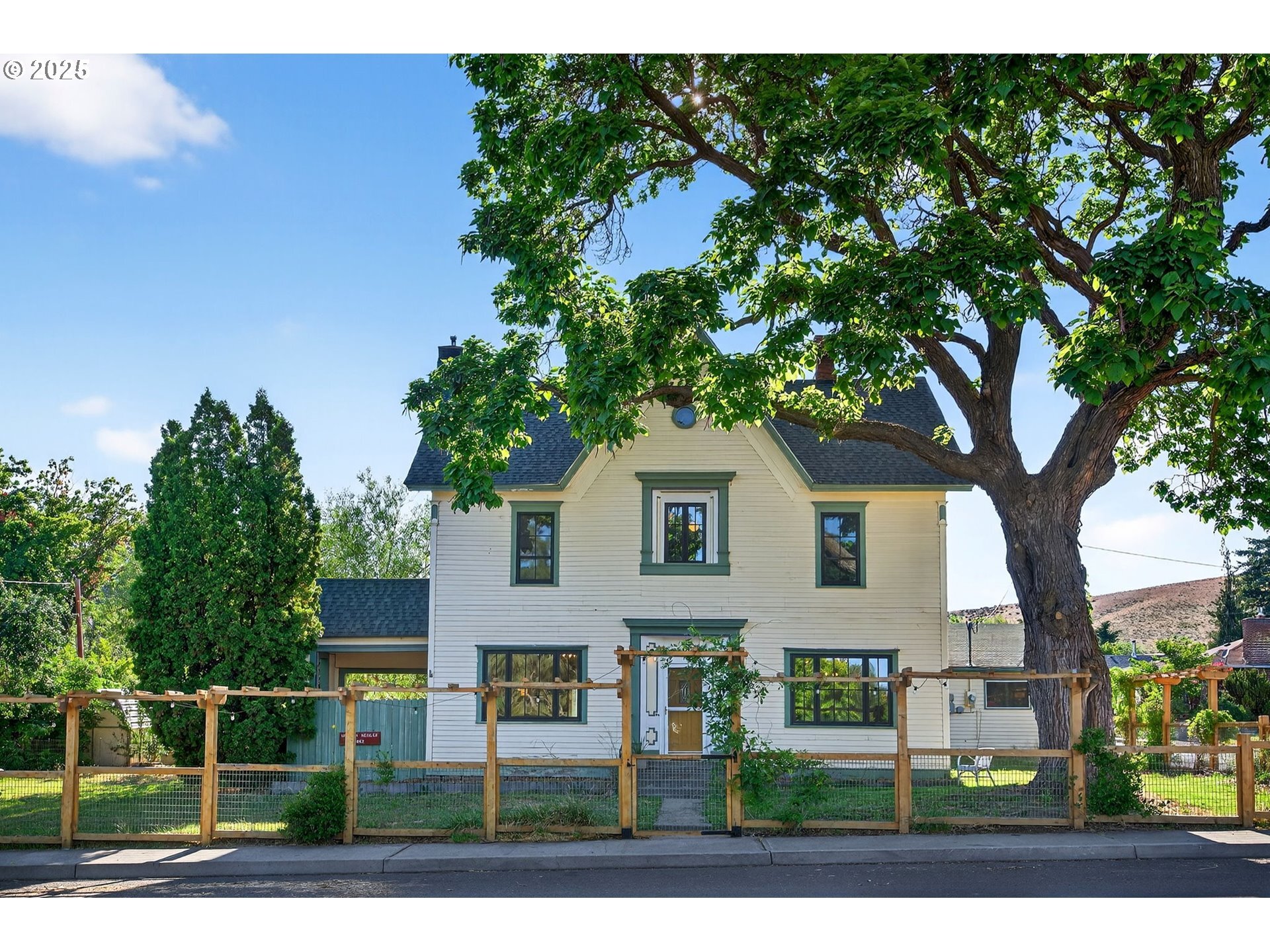 Property Photo: 381 N Main St OR 97021