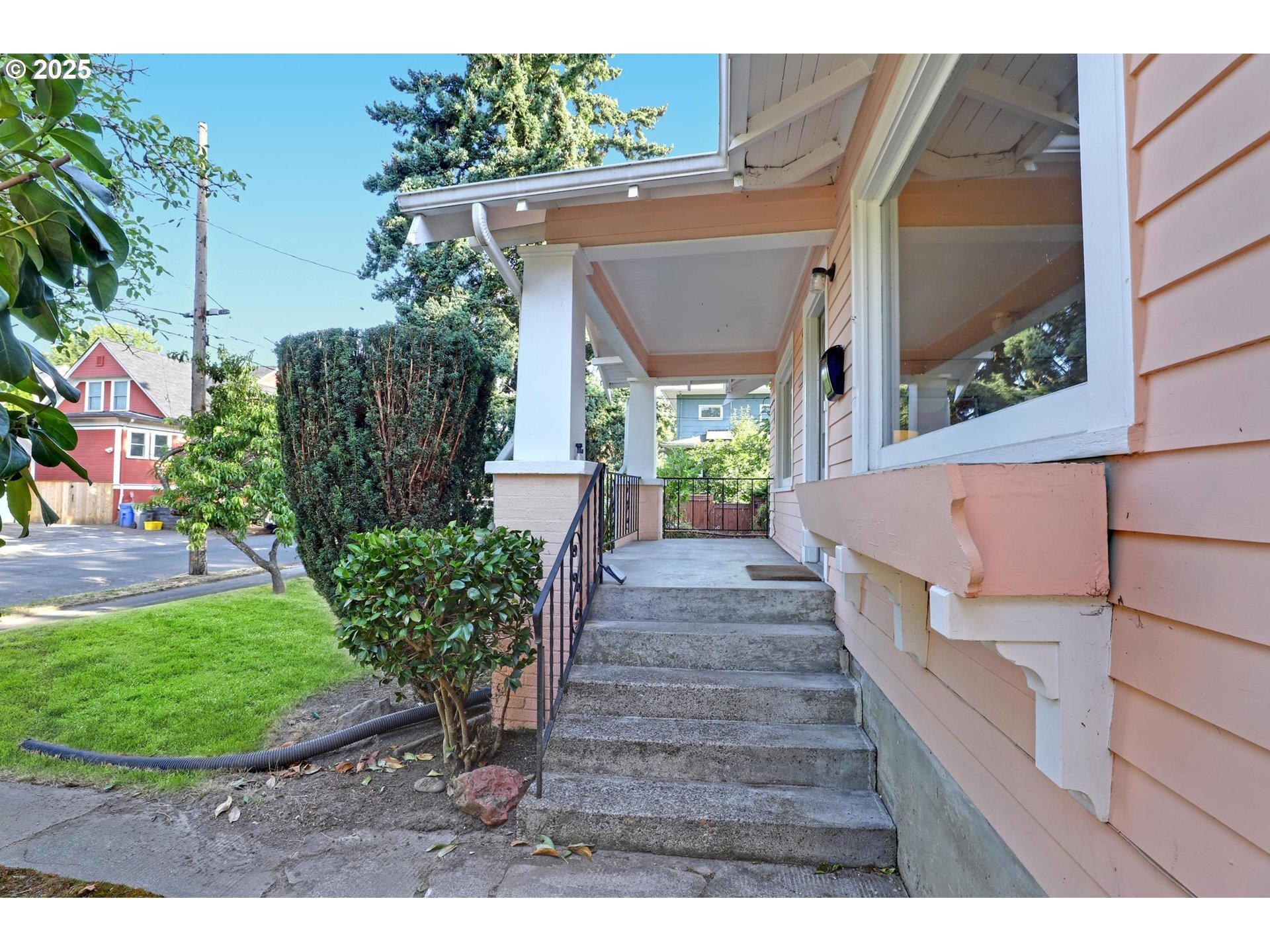 Property Photo: 1324 SE 31st Ave OR 97214