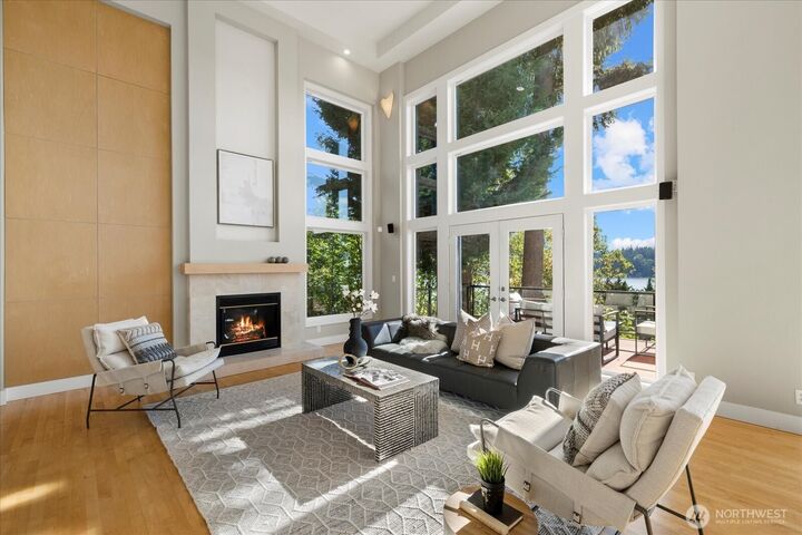 Property Photo: 2472 E Lake Sammamish Parkway NE WA 98074