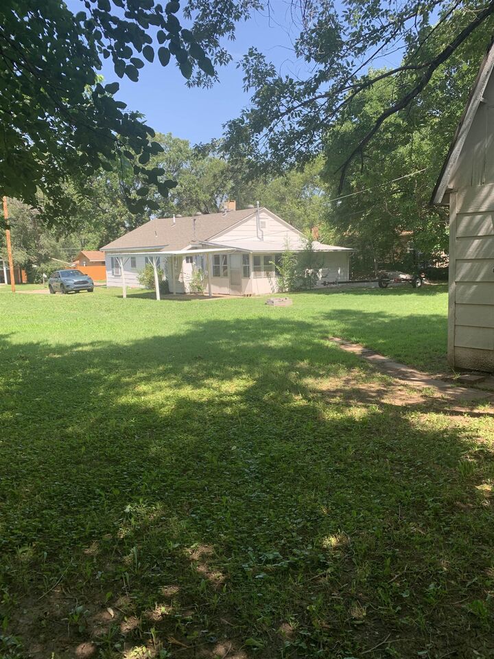 Property Photo: 300 Poplar St KS 67042