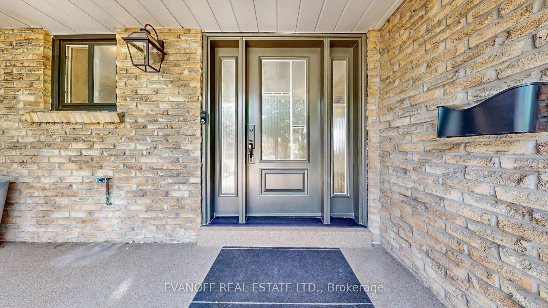 Property Photo:  558 Edge Lane  ON L1W 3A1 